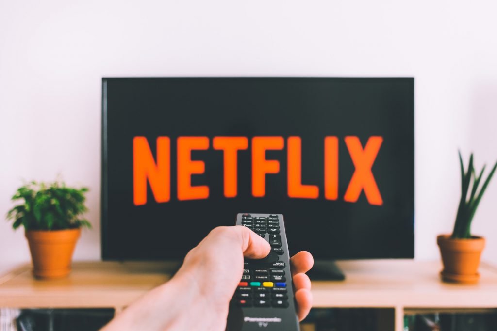 Mesmo com Netflix e expansão da internet, TV por assinatura cresce no Brasil