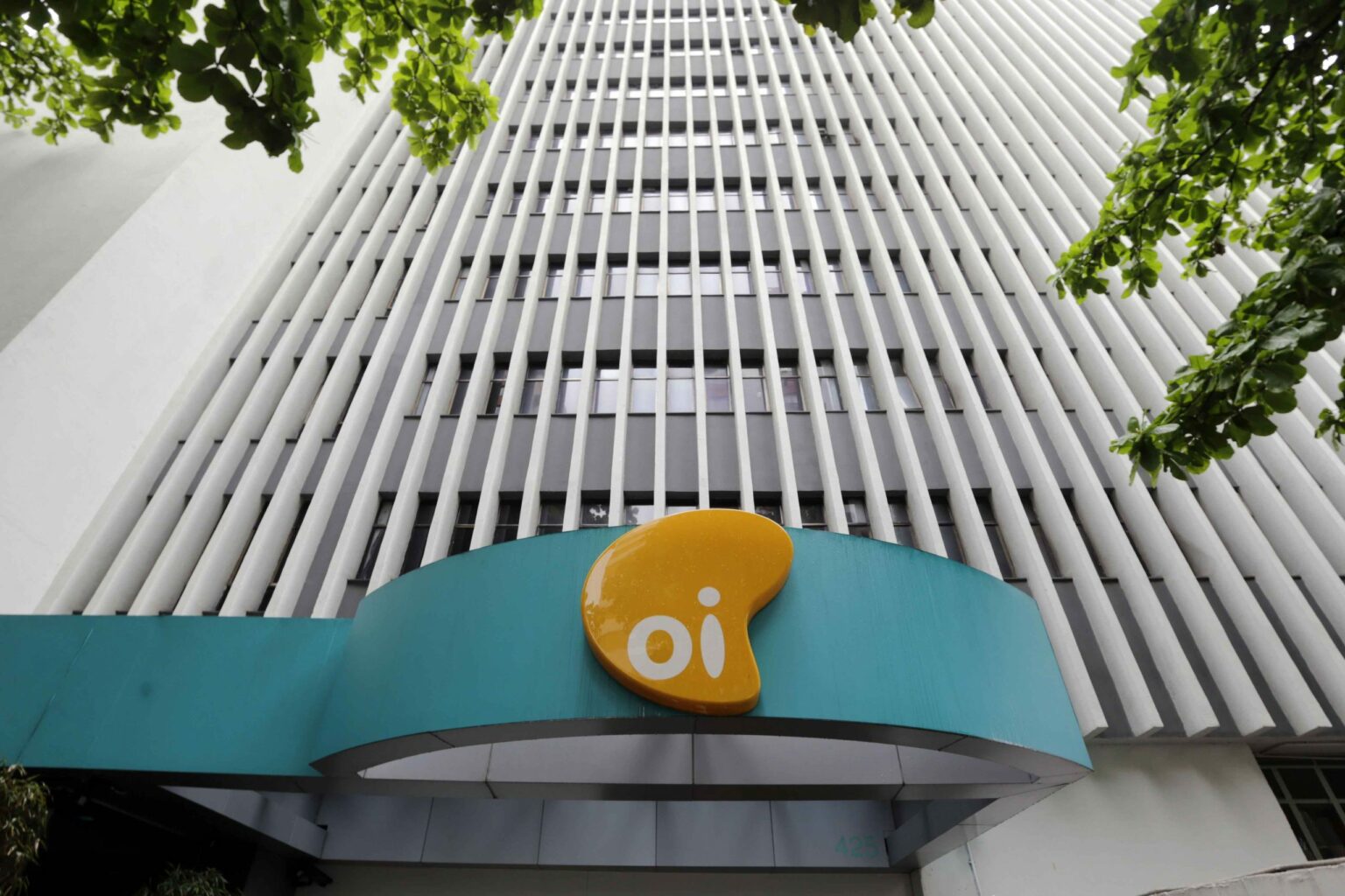 Telefônica e TIM negociam compra da operadora Oi
