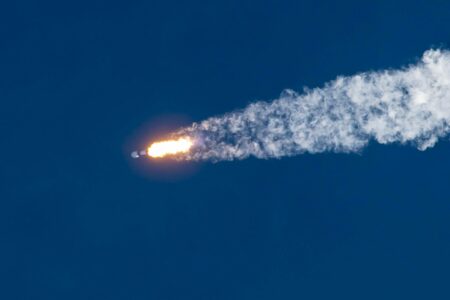 Elon Musk explica por que foguete da SpaceX explodiu em teste