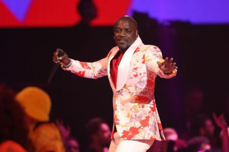 Cantor Akon planeja lançar criptomoeda no mês que vem
