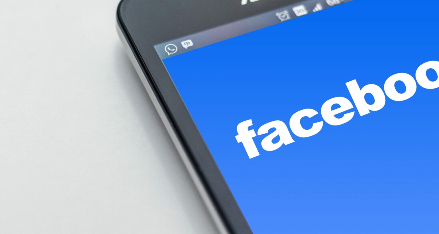Facebook permitirá que funcionários trabalhem de casa até final do ano
