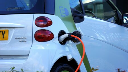 Startup lança aplicativo para interligar pontos de abastecimento de carros elétricos no país