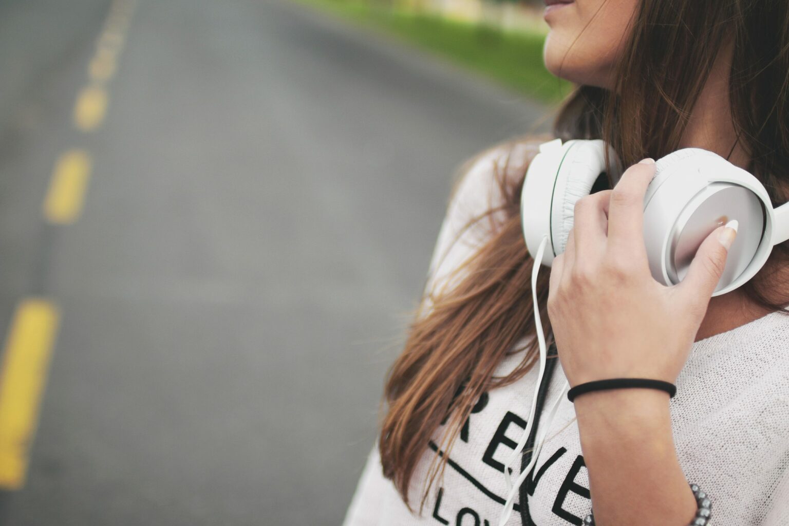 Apple produzirá fones que pausam a música quando são colocados no pescoço