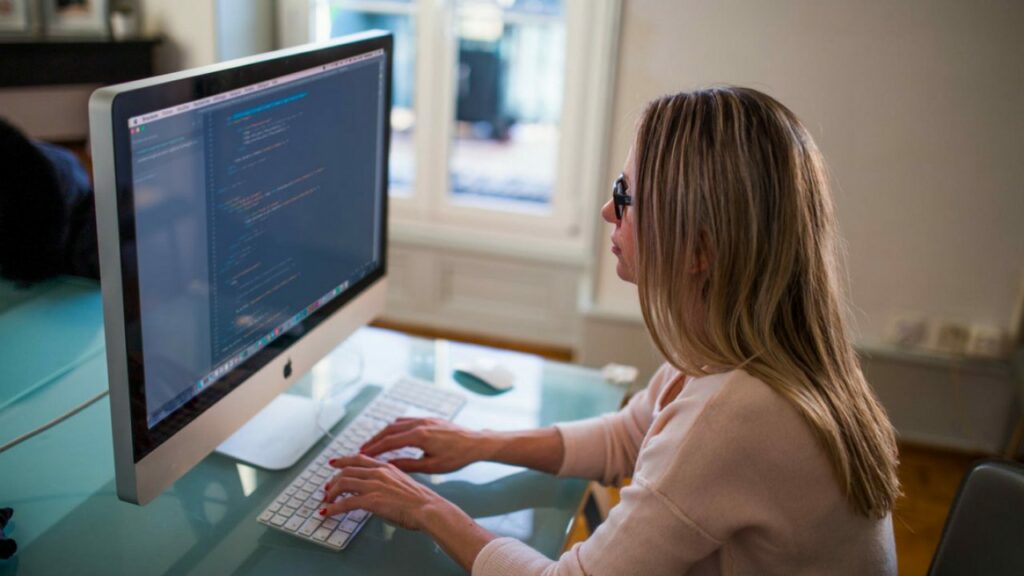 ClearSale lança treinamento para mulheres que queiram trabalhar com programação