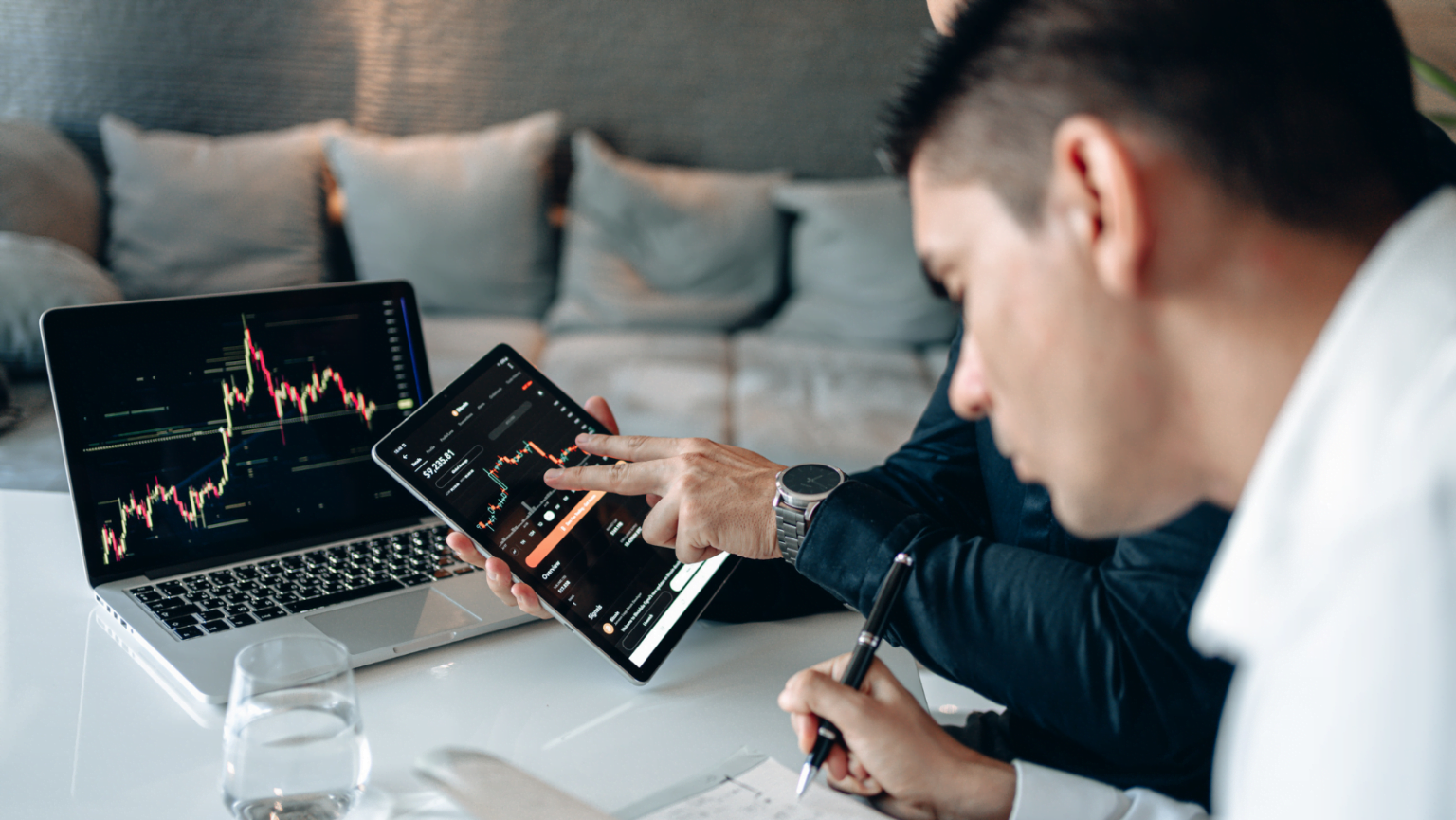 Como conectar o mercado tradicional ao setor de criptomoedas Como conectar o mercado tradicional ao setor de criptomoedas