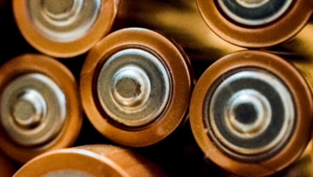 Empresa firma parceria com a USP para pesquisa de reciclagem de baterias