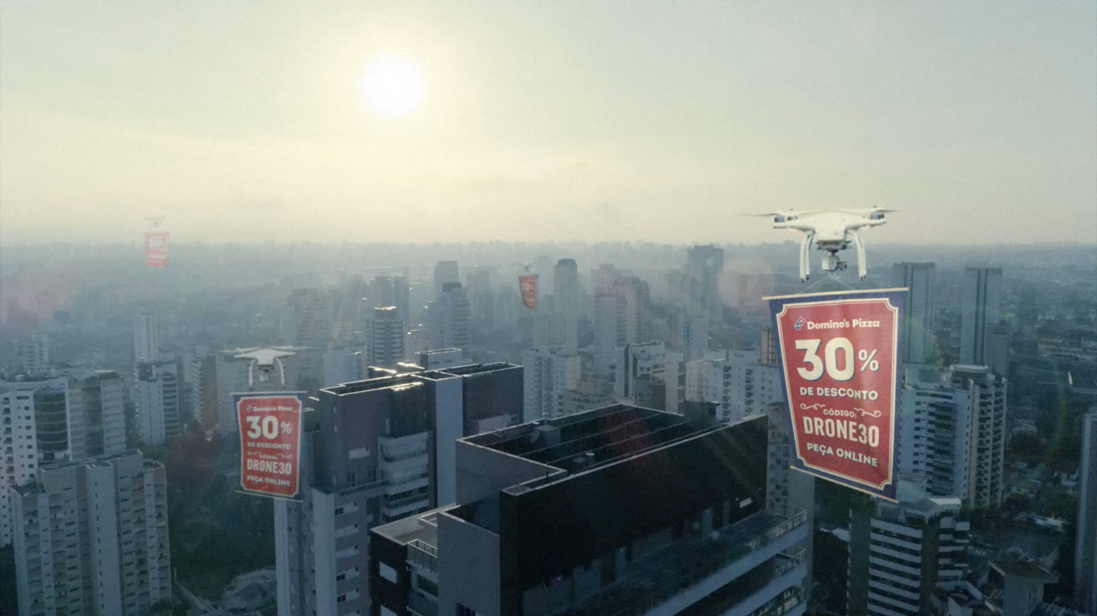 Domino’s usa drone para entregar desconto nas janelas dos clientes