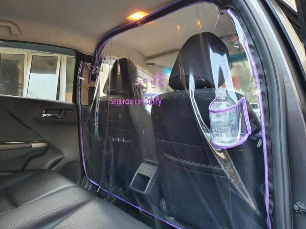 Cabify disponibiliza película de isolamento entre motorista e passageiro