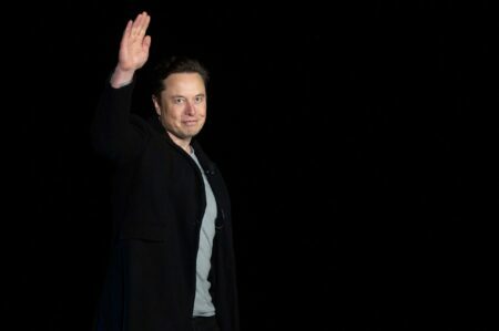 Economia: Elon Musk quer cortar 10% dos seus funcionários por "sentimento ruim"