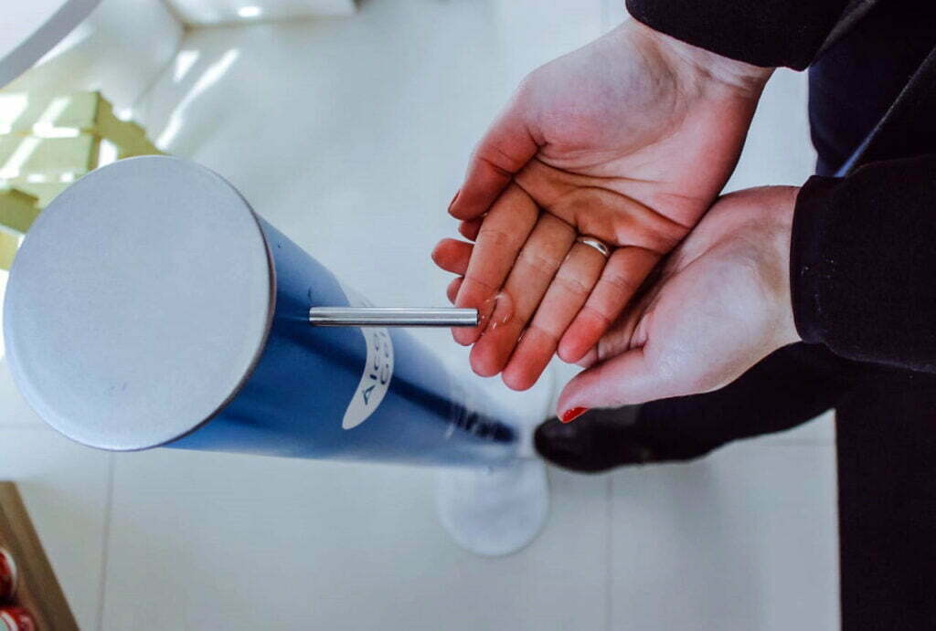 Startup lança dispositivo para higienização das mãos com álcool em gel em espaços coletivos