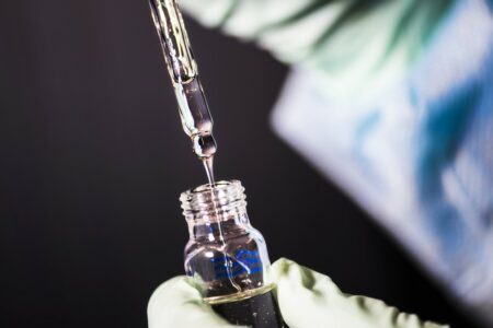 Johnson & Johnson começará testes de vacinas em combate ao coronavírus