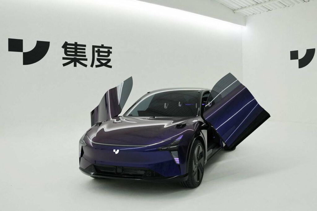 Empresa de veículos elétricos da Baidu apresenta carro "robô" de US$ 30 mil