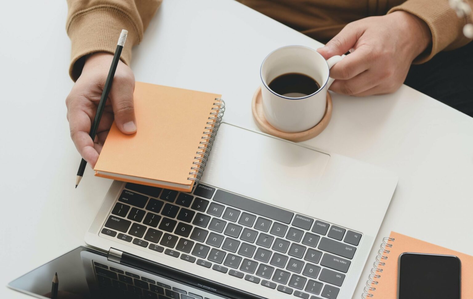 Escola de habilidades digitais oferece 300 bolsas de estudo para estudantes de todo o Brasil
