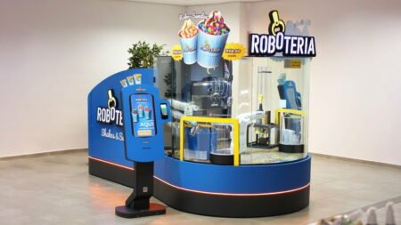 Em sorveteria de Joinville, quem serve os clientes é um robô