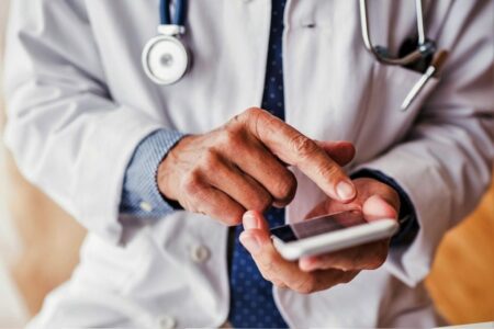 Startup lança app com ferramentas gratuitas para auxiliar profissionais da saúde no combate à covid-19
