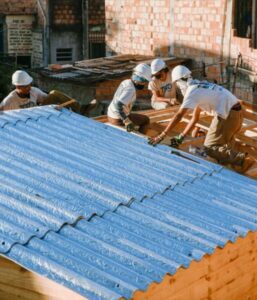 Startup transforma caixas de suco recicladas em telhas para casas populares