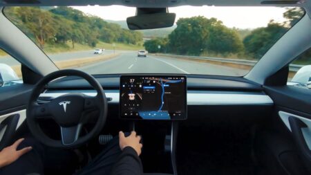 Tecnologia da Tesla reconhece semáforos e placas de pare