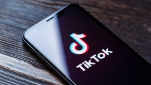 Tiktok limita conteúdo de live para maiores de 18 anos