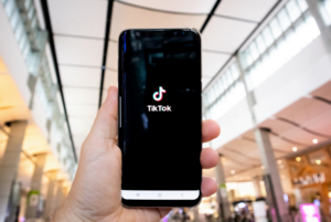TikTok é multado em aproximadamente R$ 80 milhões por órgão do Reino Unido TikTok é multado em aproximadamente R$ 80 milhões por órgão do Reino Unido