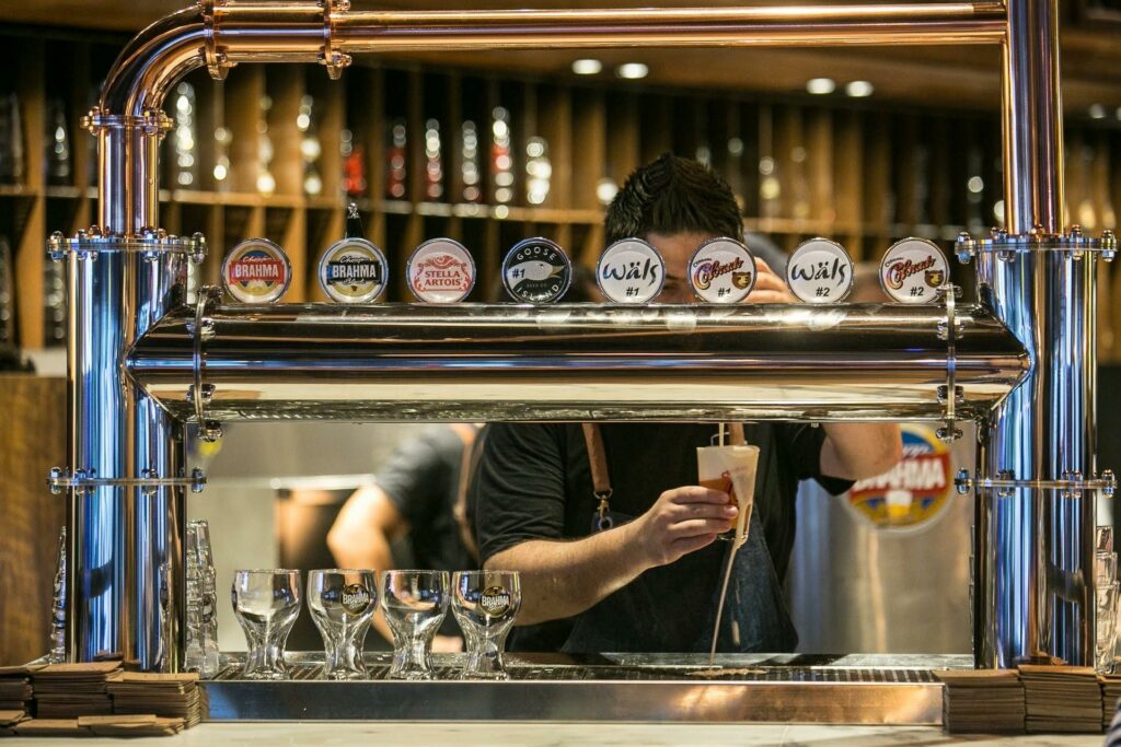 Ambev fecha parceria com startup para ajudar na reabertura de bares e restaurantes