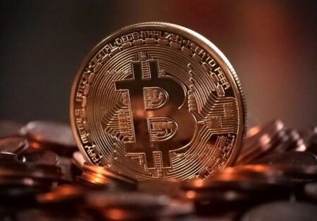 Após queda de quase 50% do preço em março, Bitcoin atinge máxima histórica de R$70 mil
