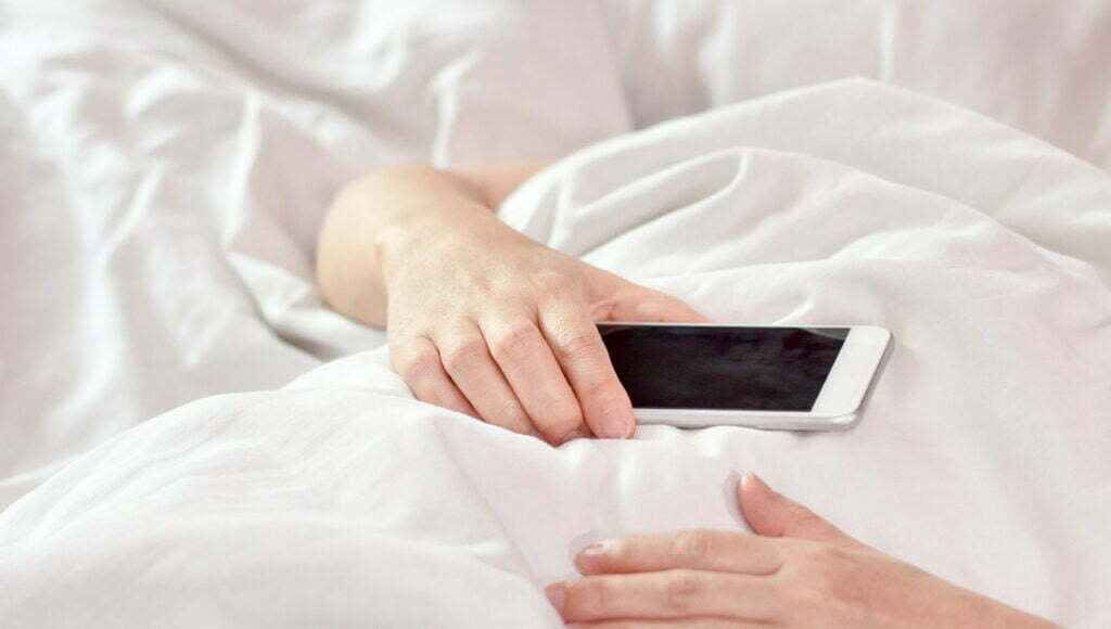 É na cama que brasileiros mais acessam aplicativos no celular, revela pesquisa