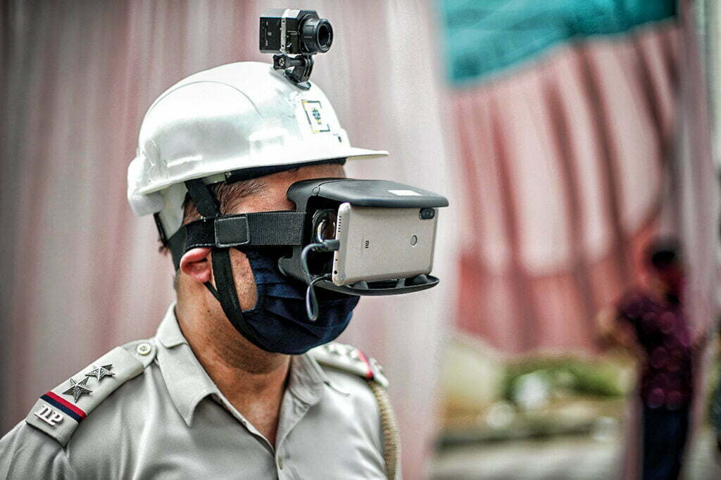 Na Índia, policiais usam câmera futurista para medir febre das pessoas
