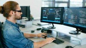 Desenvolvedores brasileiros ganham até 4x mais fora do país — e EUA concentram 85% das vagas