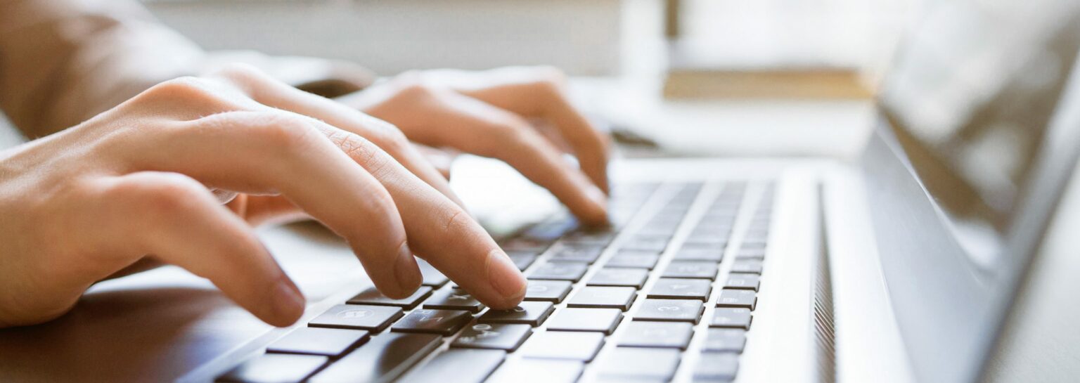 ONG lança projeto para financiar bolsas de estudos digitais para jovens de baixa renda