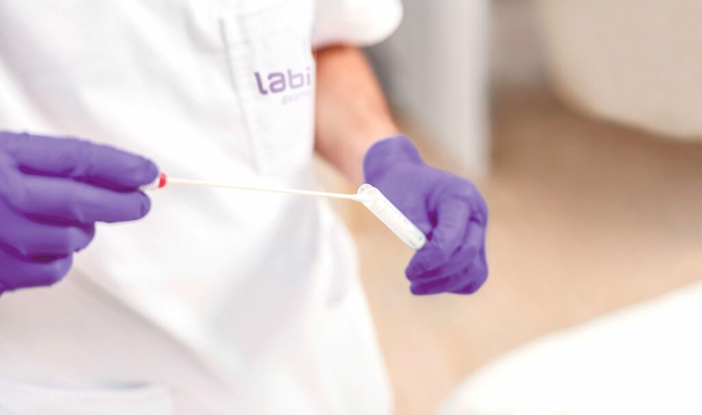 Laboratório oferece teste gratuito para coronavírus em domicílio