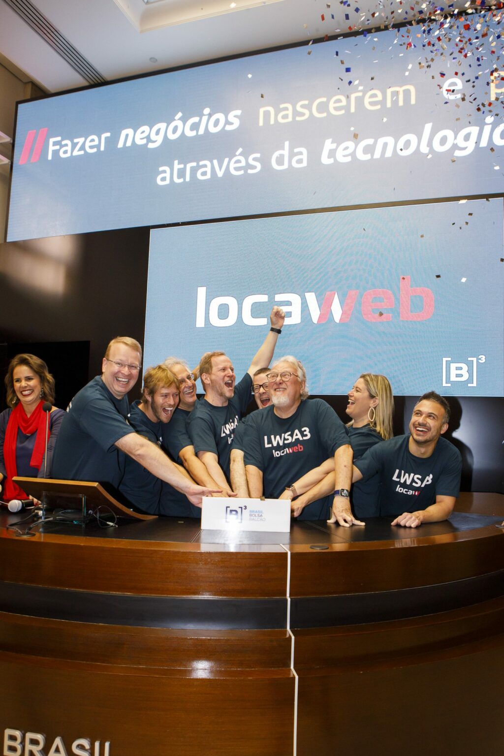 Locaweb dispara 26% em estreia na Bolsa Locaweb dispara 26% em estreia na Bolsa