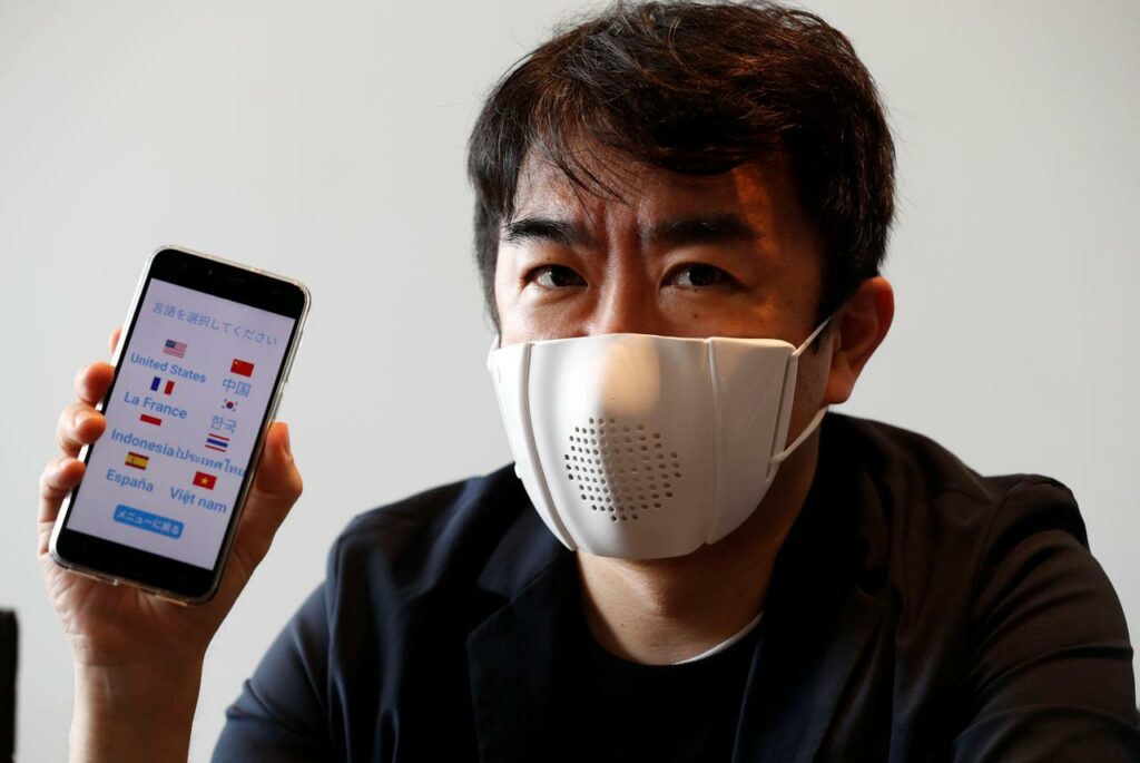 Startup japonesa cria máscara inteligente que faz tradução de textos