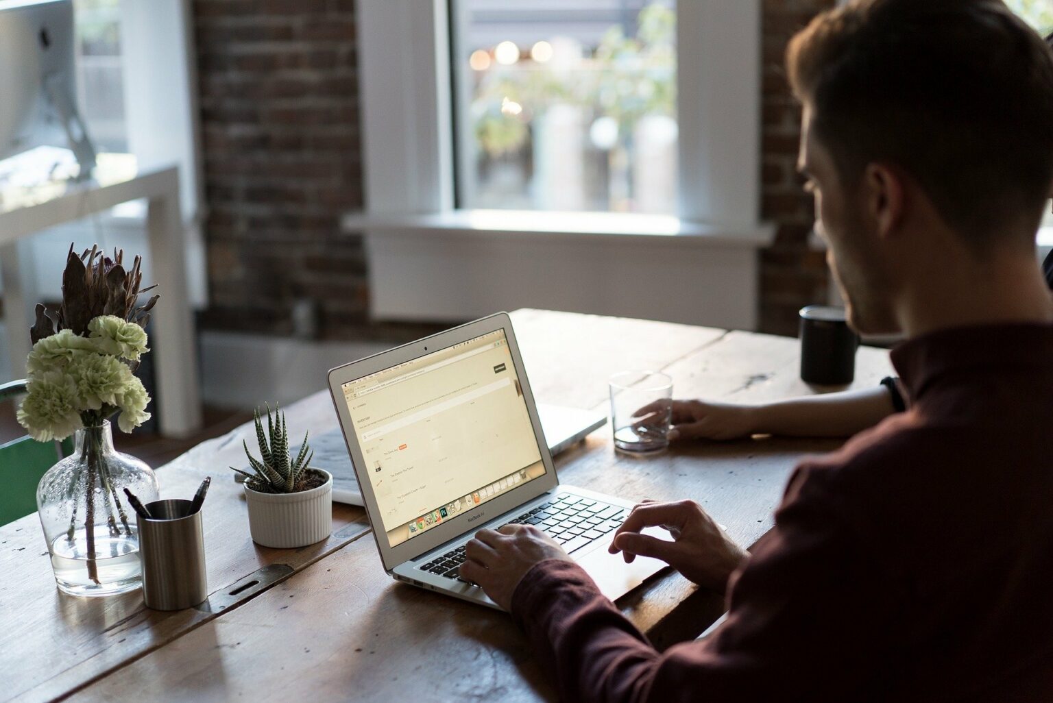 Equilibrando produtividade e bem-estar, PMEs se adaptam ao trabalho híbrido Equilibrando produtividade e bem-estar, PMEs se adaptam ao trabalho híbrido
