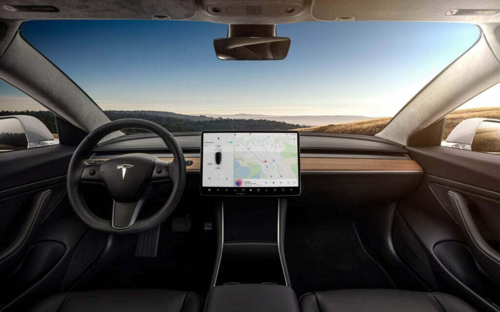 Piloto automático da Tesla salva motorista de acidente