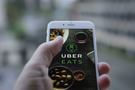 Uber Eats lança recurso para que restaurantes parceiros criem site próprio