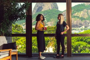 VTEX oferece bolsas de estudo em curso de e-commerce para mulheres