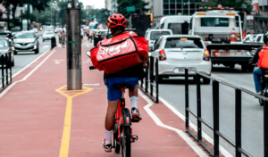 IFood e EBAC oferecem 350 bolsas de formação profissional para entregadores