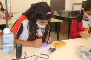 Educação e tecnologia: robótica impulsiona ensino de crianças e adolescentes