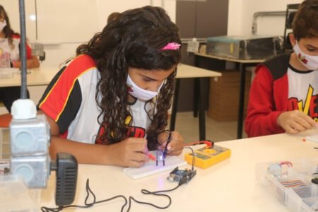 Educação e tecnologia: robótica impulsiona ensino de crianças e adolescentes