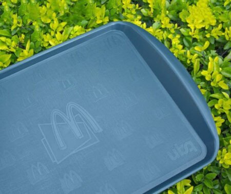 Em parceria com startup, McDonald's substitui bandejas de plástico por versão mais sustentável