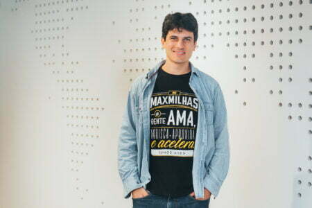 Na foto está Max Oliveira, CEO da MaxMilhas