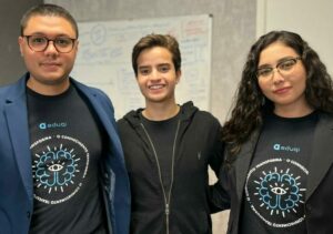 Fundadores da edtech Eduqi e Davi Braga, ao meio