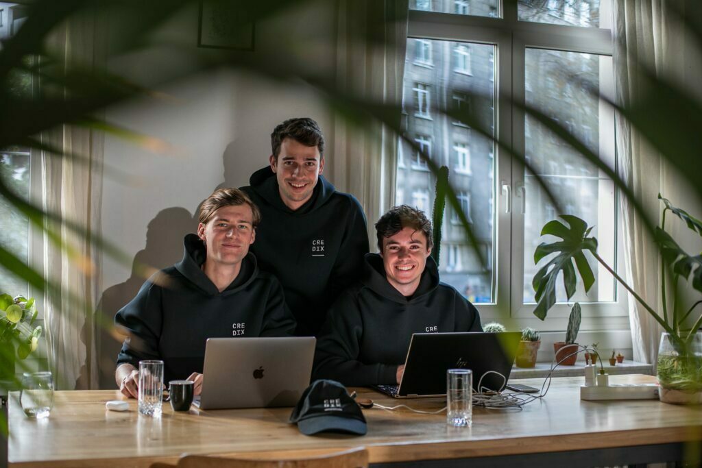 Thomas Bohner (CEO), Maxim Piessen (CTO) e Chaim Finizola (CGO); fundadores da Credix.