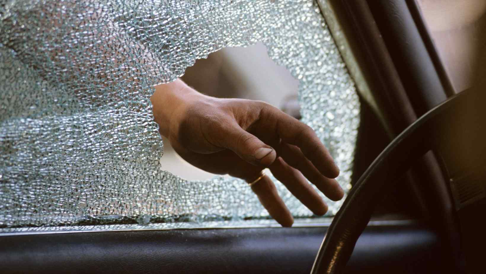 Разбили окно машины. Разбитое окно машины. Разбили стекло в машине. Угнал авто разбив стекло. Разбитое боковое окно.