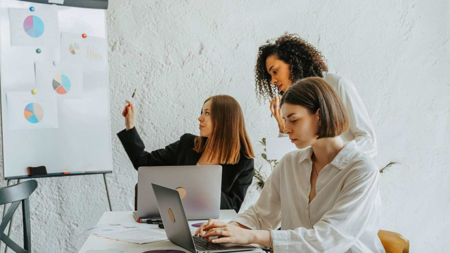 Microsoft e iDelas lançam curso para fomentar a gestão financeira de 50 mil negócios liderados