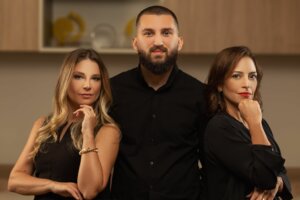 Gabriela Accorsi, COO e cofundadora; Guilherme Halthy, sócio e diretor de tecnologia e estatística; Luciana Mendes, CEO e fundadora da La Decora, startup de projetos de decoração online