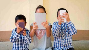 Por que é importante criar políticas de combate ao abandono digital infantil?