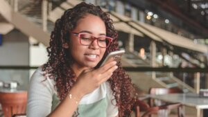 Como o reconhecimento de voz pode ajudar a prevenir fraudes