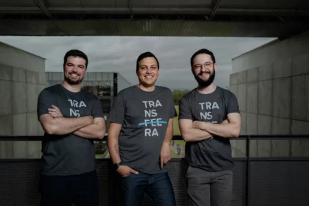 Rodrigo Kratzer (CFO), Fernando Nunes (CEO) e Rafael Negherbon (CTO) da Transfeera. Crédito: Max Schwoelk