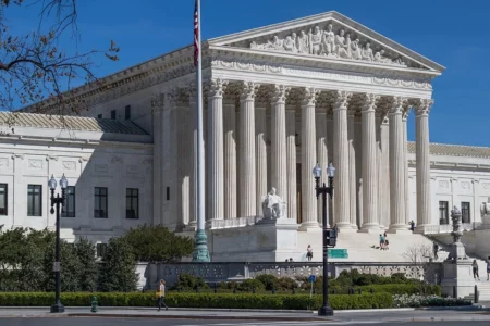 Suprema Corte dos EUA avalia casos que podem reformular moderação de conteúdos na internet